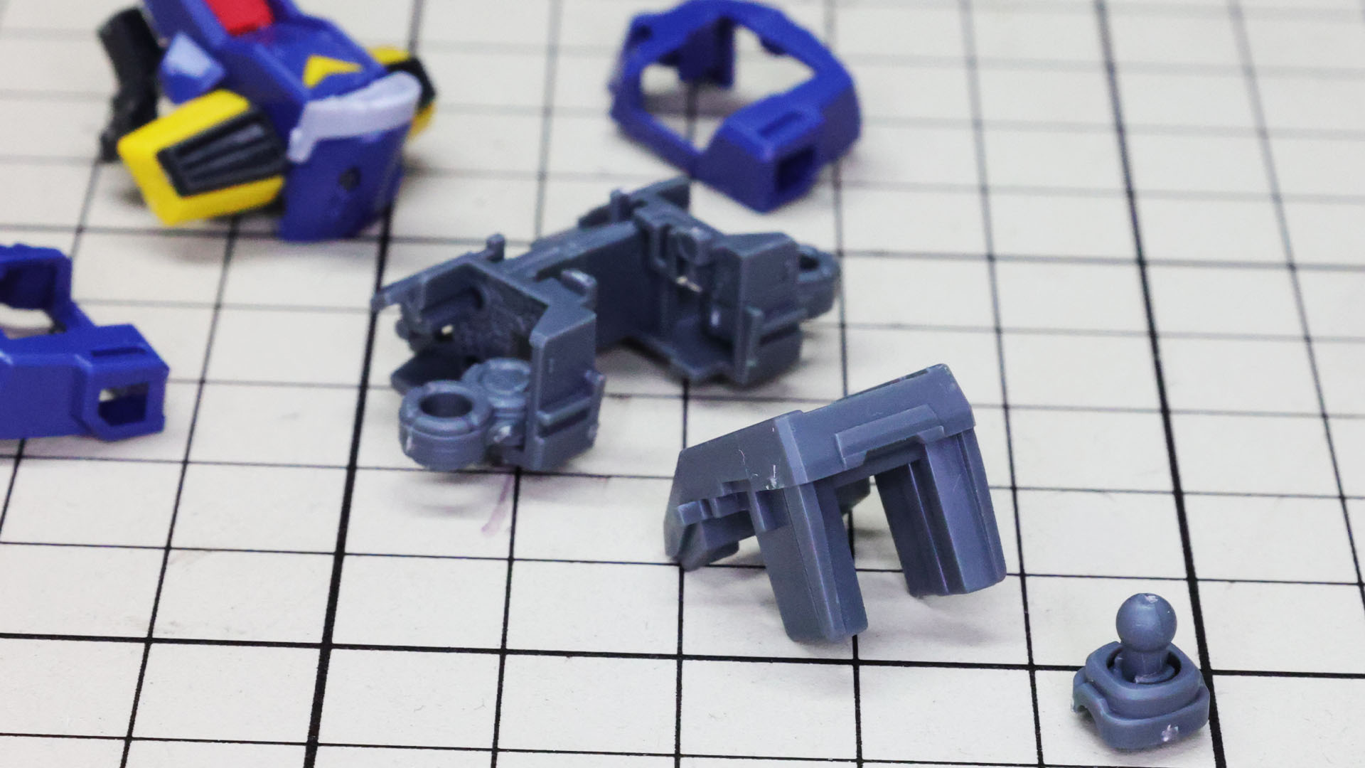 襟に首のパーツを組み込みます