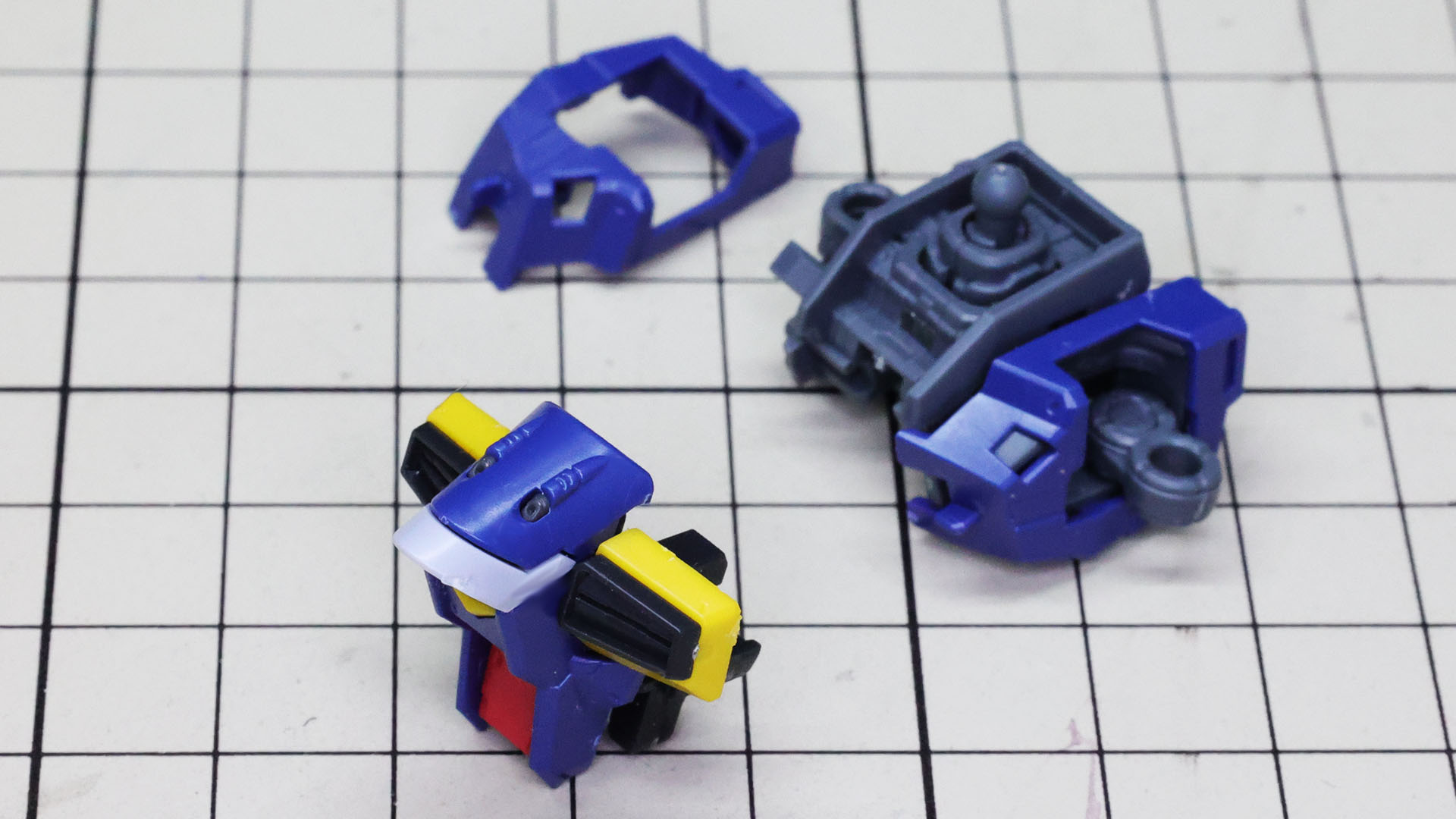 胸部を前後でドッキングさせます。RGのすさまじいまでの設計を感じられます