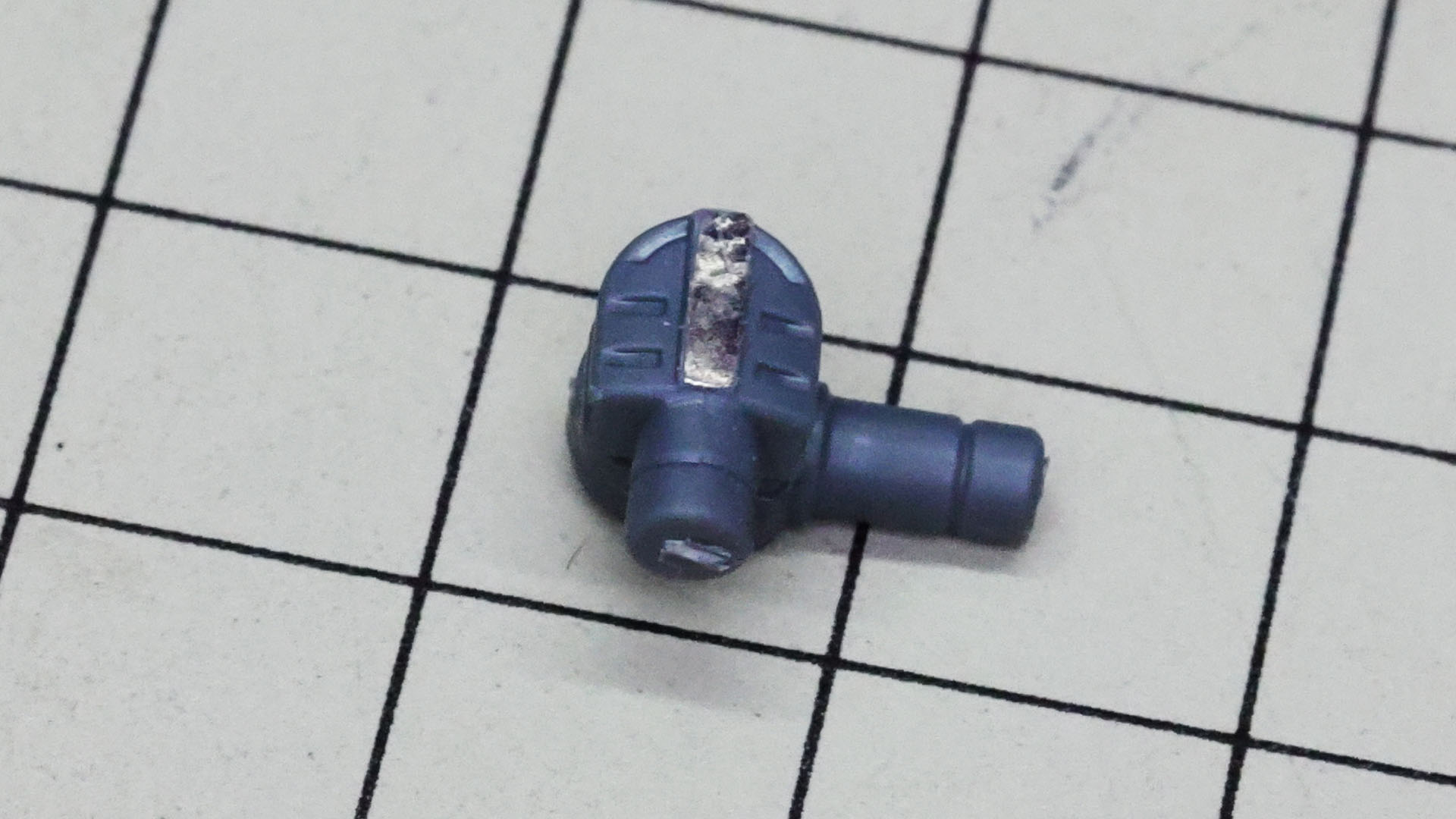 肩関節の軸は3軸で構成されます。リアリスティックデカールでディテールを描きます