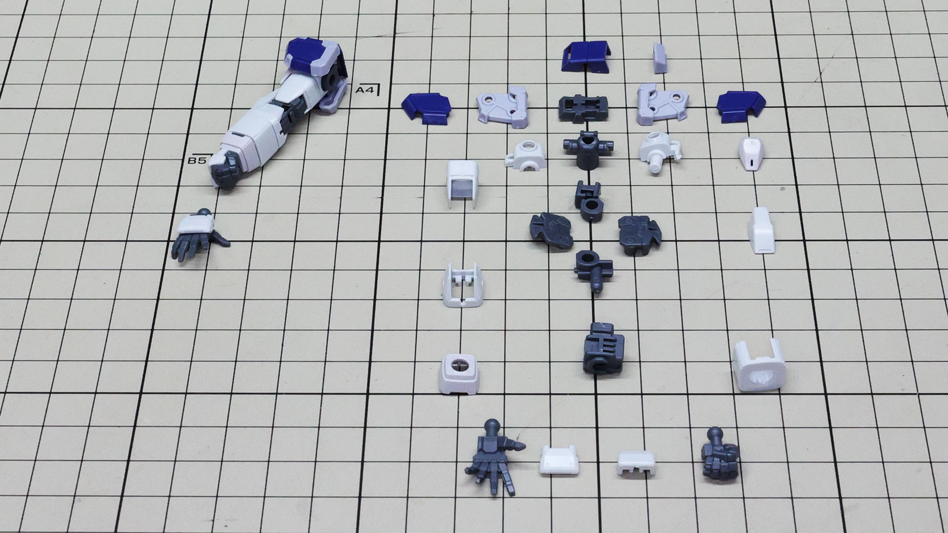 左が完成したもの、右がパーツ群です