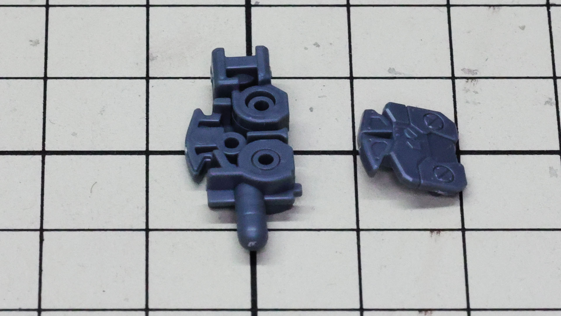 肘関節は上下に2軸をもち、ほぼ180度折れ曲がる可動性能を持ちます