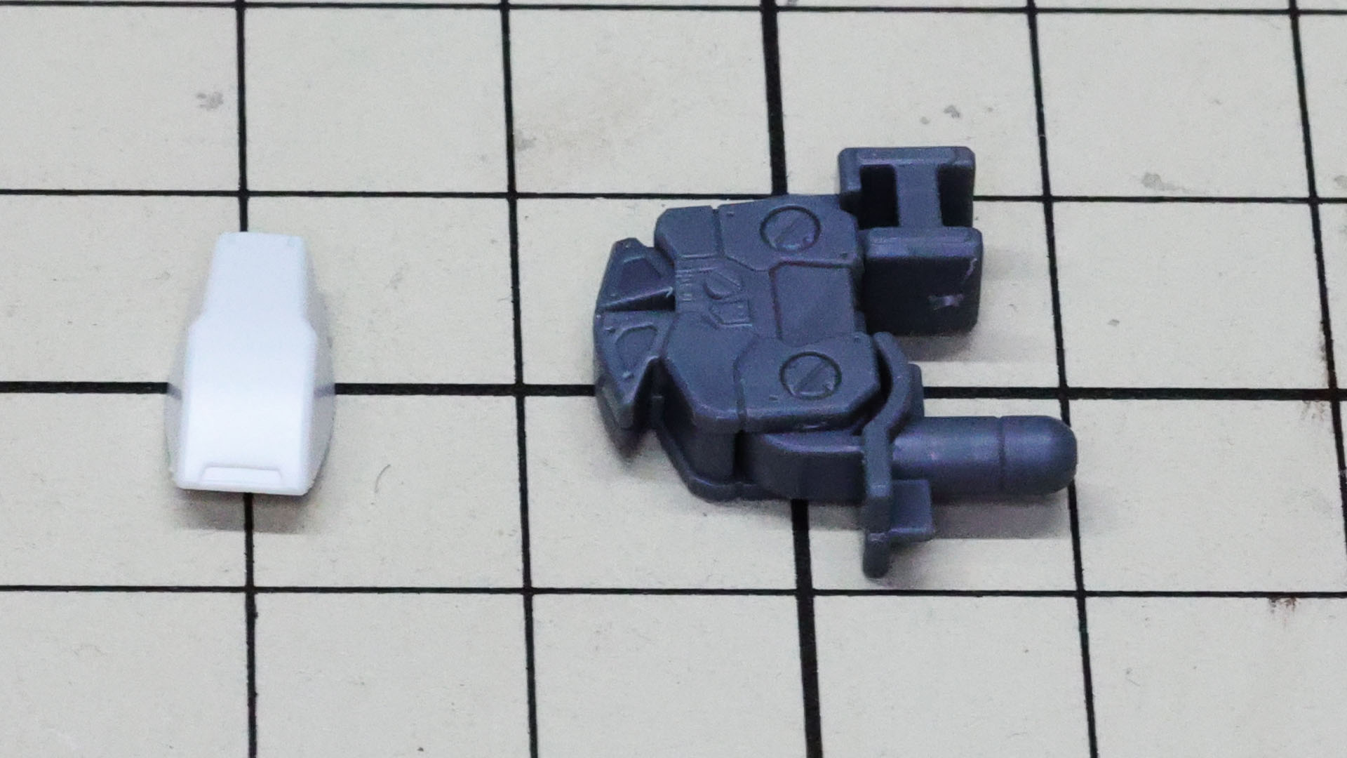 肘関節にはリアリスティックデカールを貼ります。外装パーツはほぼ1ピースで設計されていてうれしい仕様です