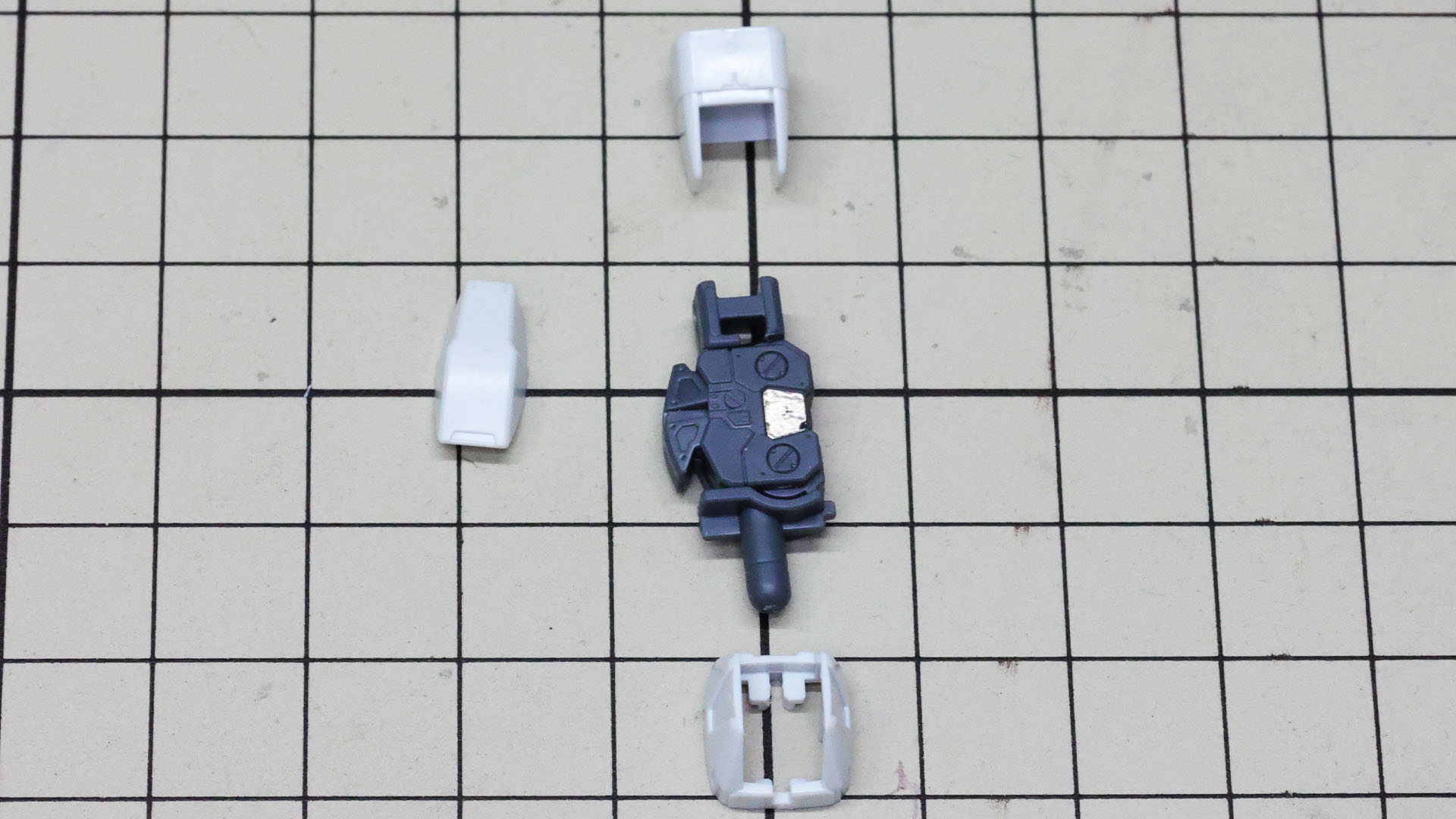 肘関節にはリアリスティックデカールを貼ります。外装パーツはほぼ1ピースで設計されていてうれしい仕様です