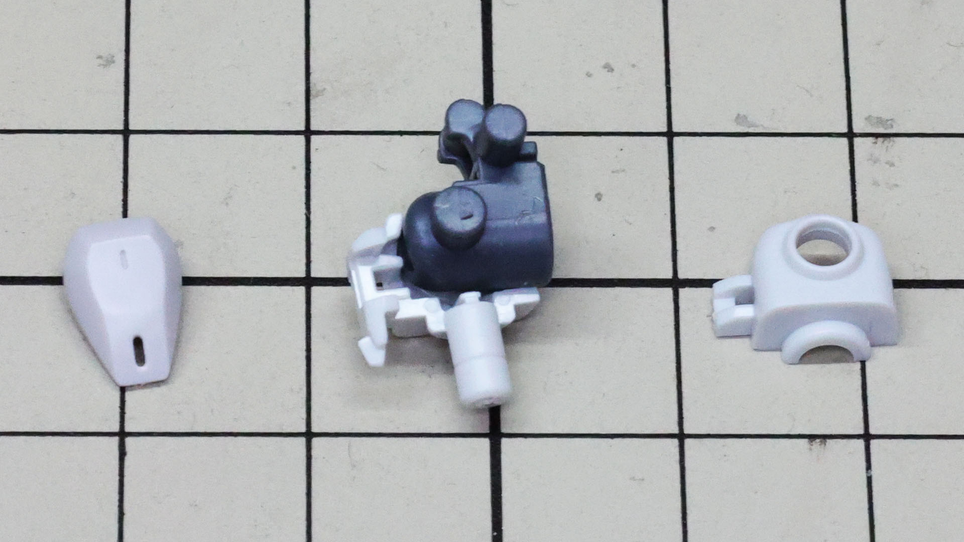 肩関節には前後と上部のパーツを組付けるためのメカフレームが1ピースで実現されています