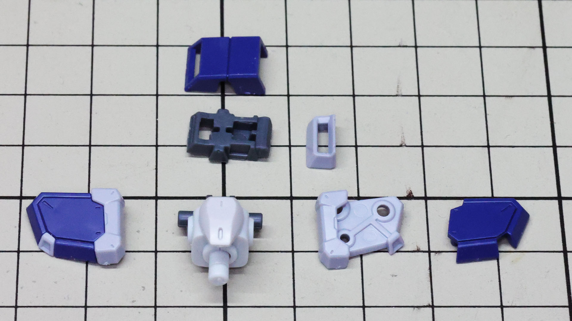 左に前後装甲の完成版、右にパーツ群、上に上部スラスターパーツ群です。前後用のグレーのパーツはXA1を使います。インパルスガンダム SpecIIの全身真っ赤のソードシルエットが楽しみですね