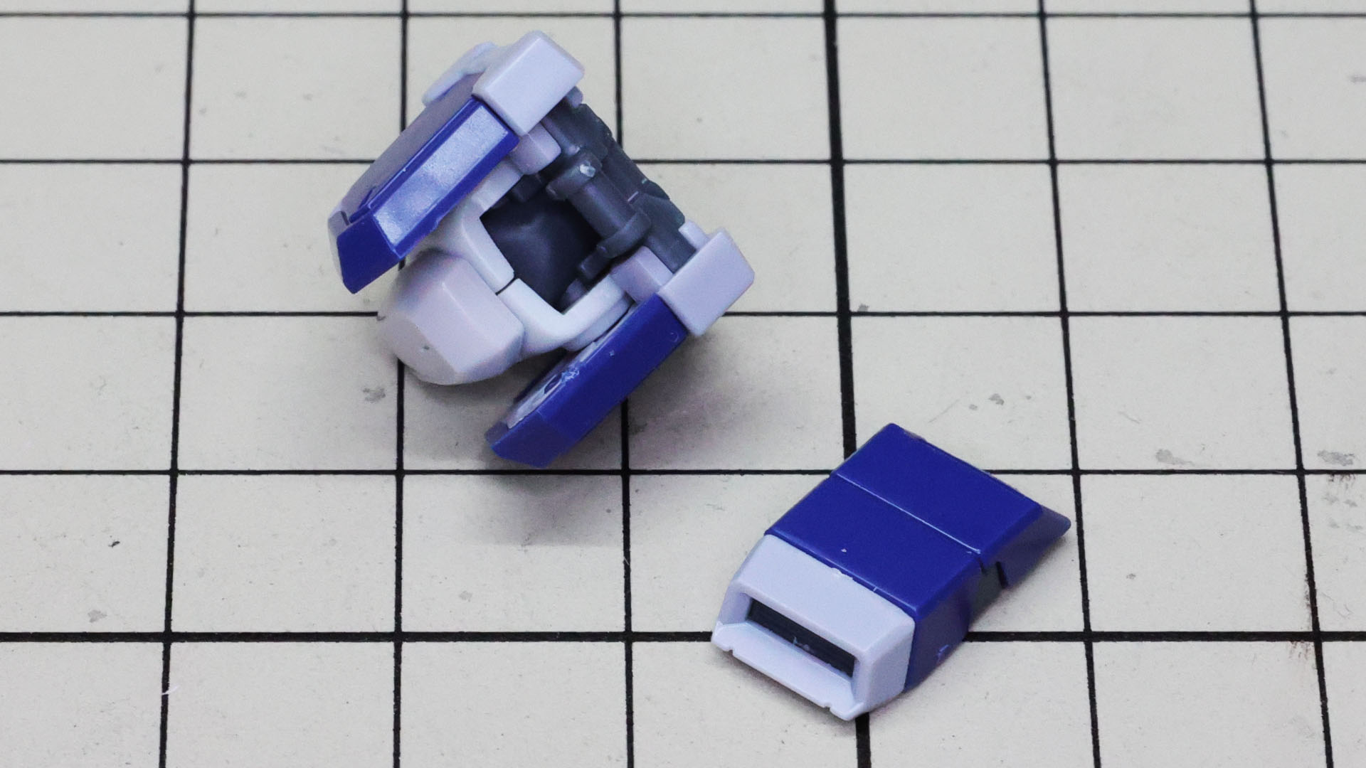 前後左右、上部スラスター部がそれぞれが独立して動かせます