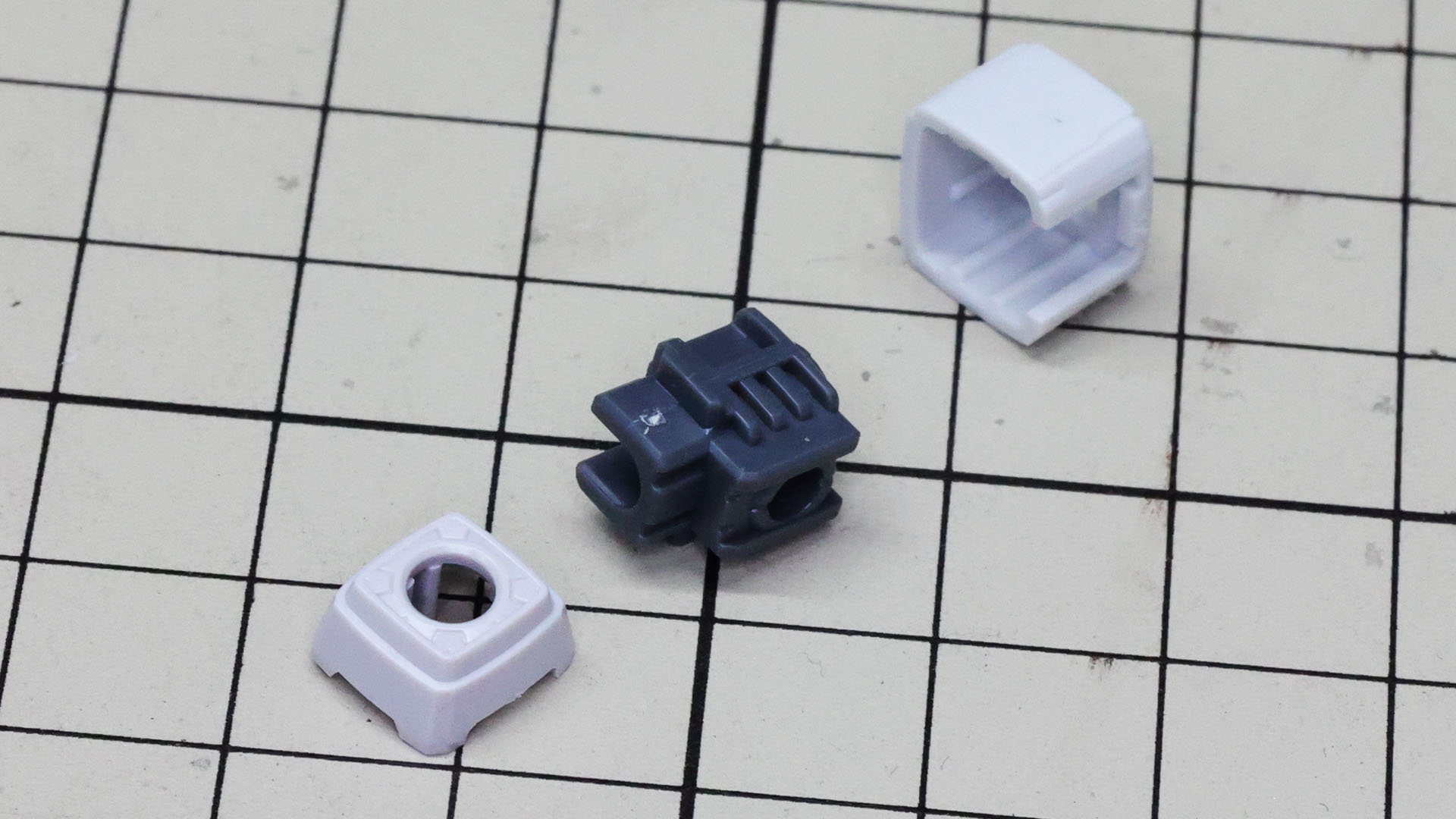 前腕に機動防盾接続のためのメカフレームを内包して回転させられます