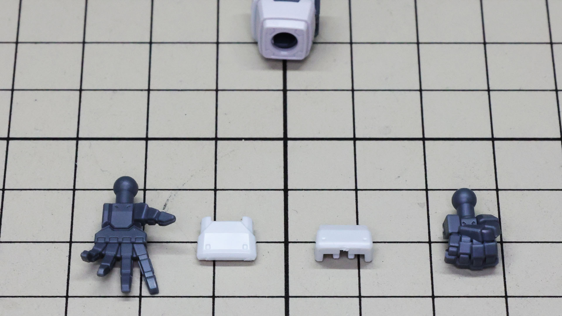 ここでのハンドパーツは平手と握りこぶしを組みます