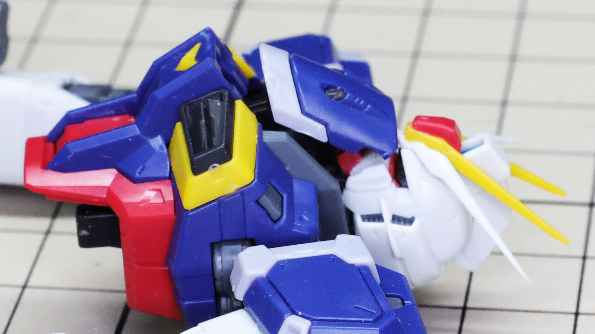 頭部保護のボディ上部の装甲を展開します