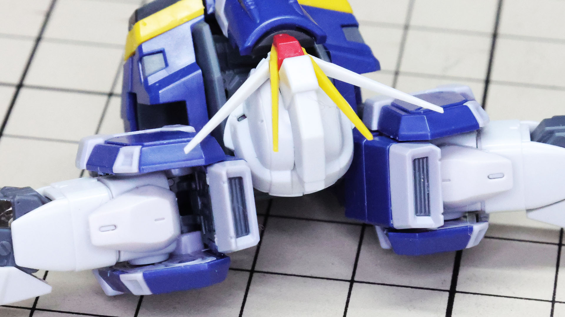 肩をぐいっと上まで持ち上げ……