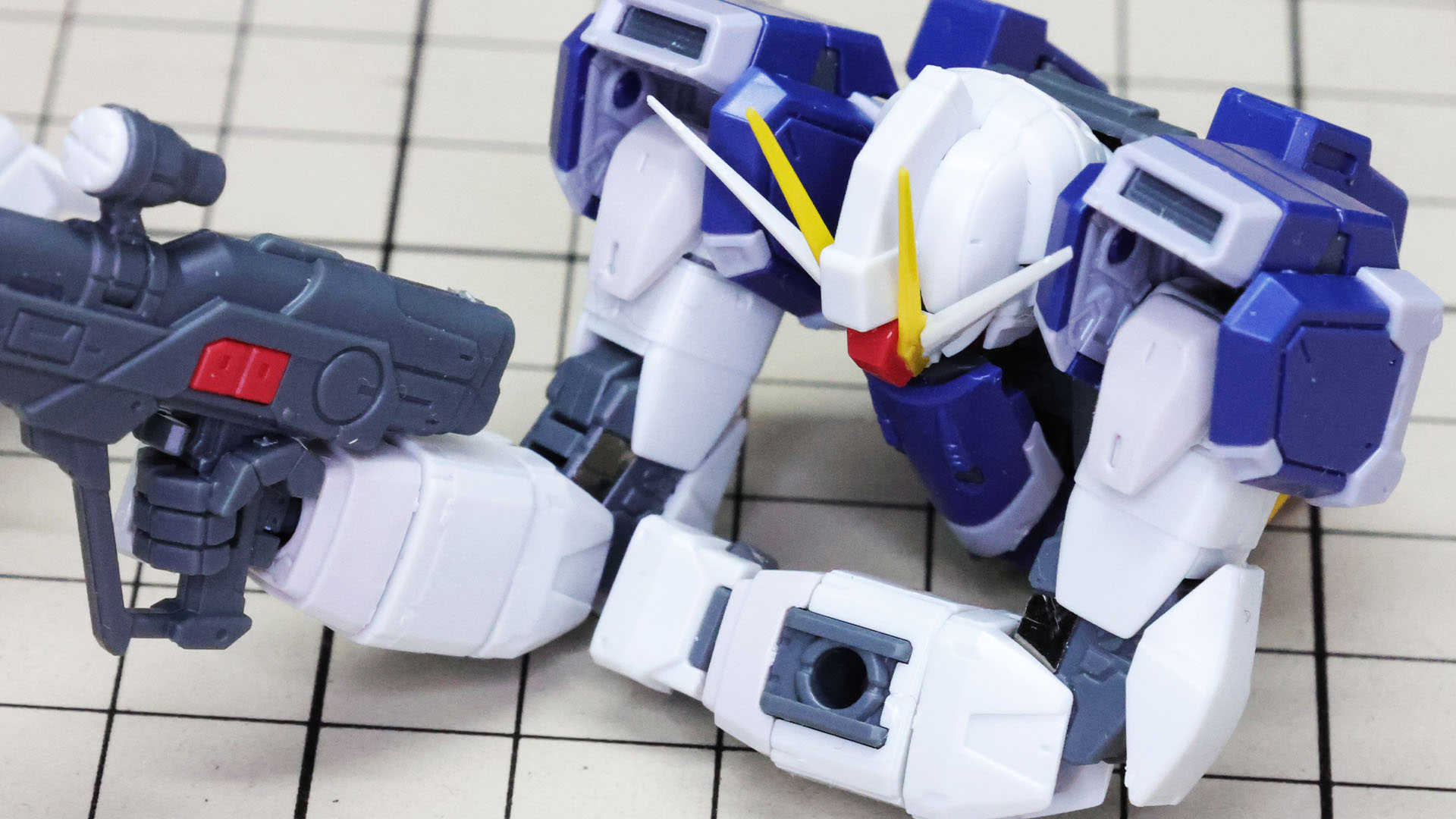 右腕の軸を設定位置にします。これで高エネルギービームライフルを前にむけます