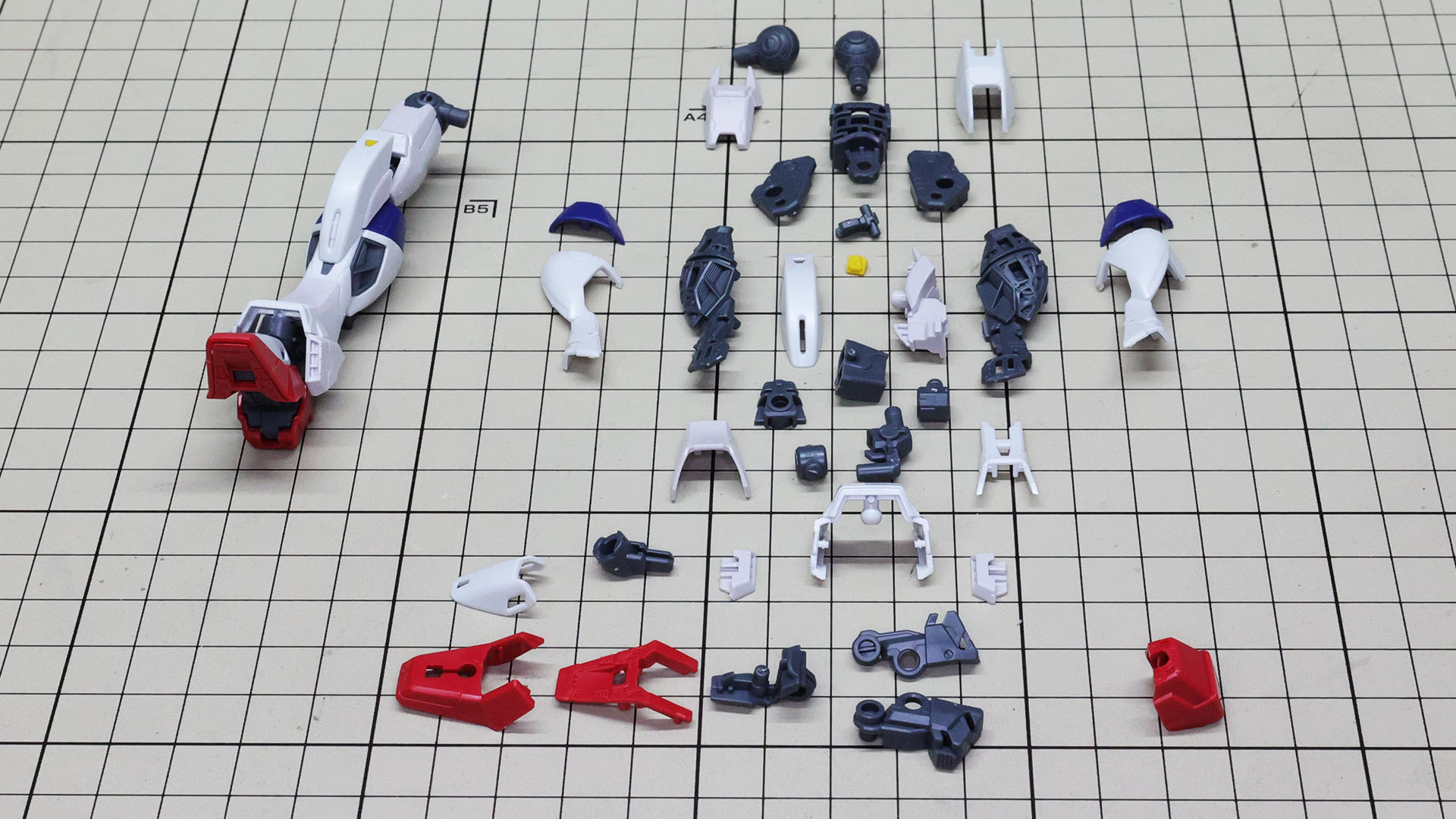 左側に完成した脚部、右側がパーツ群です