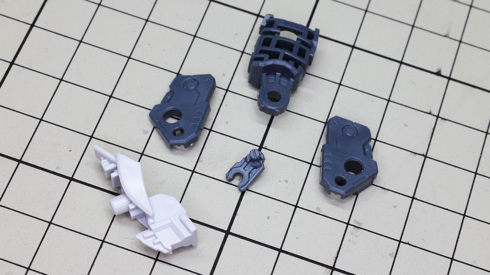 大腿部と膝関節、脛下部での二重関節になります。膝関節には膝アーマーを接続するメカフレームを持ちます