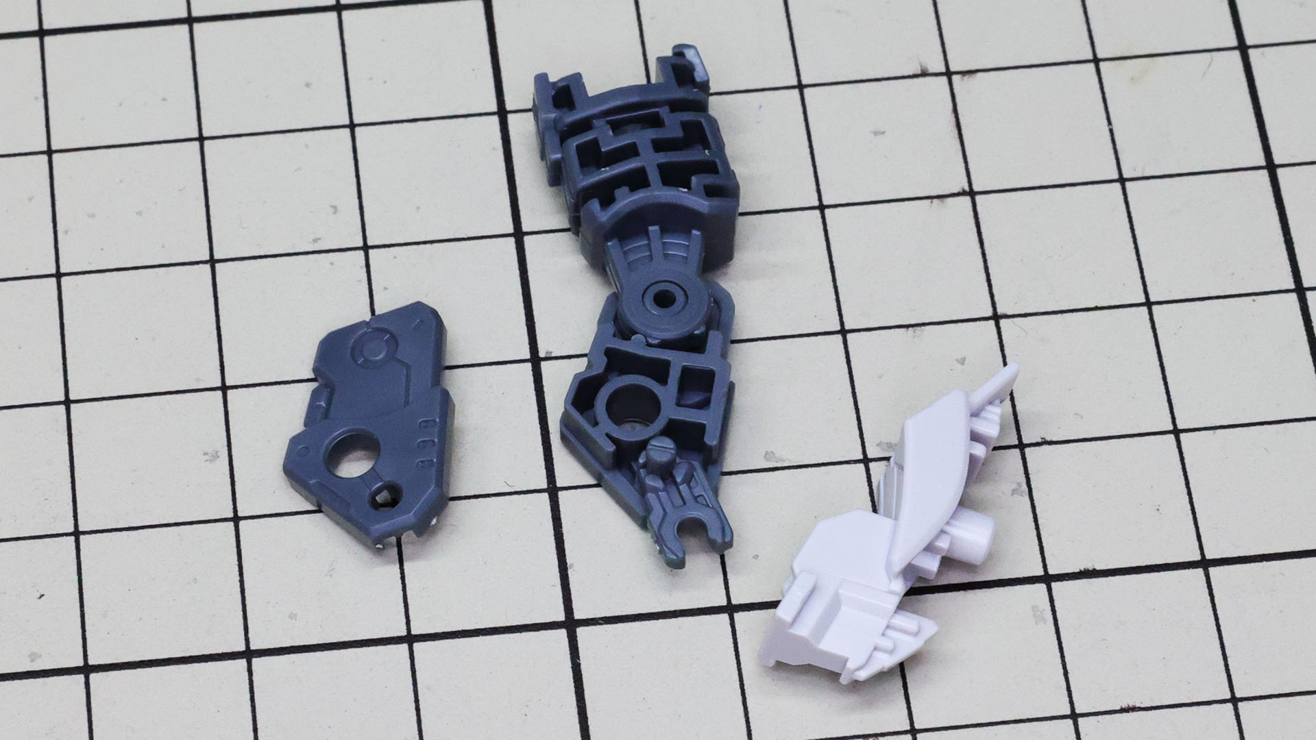 膝関節にはリアリスティックデカールでディテールを表現します