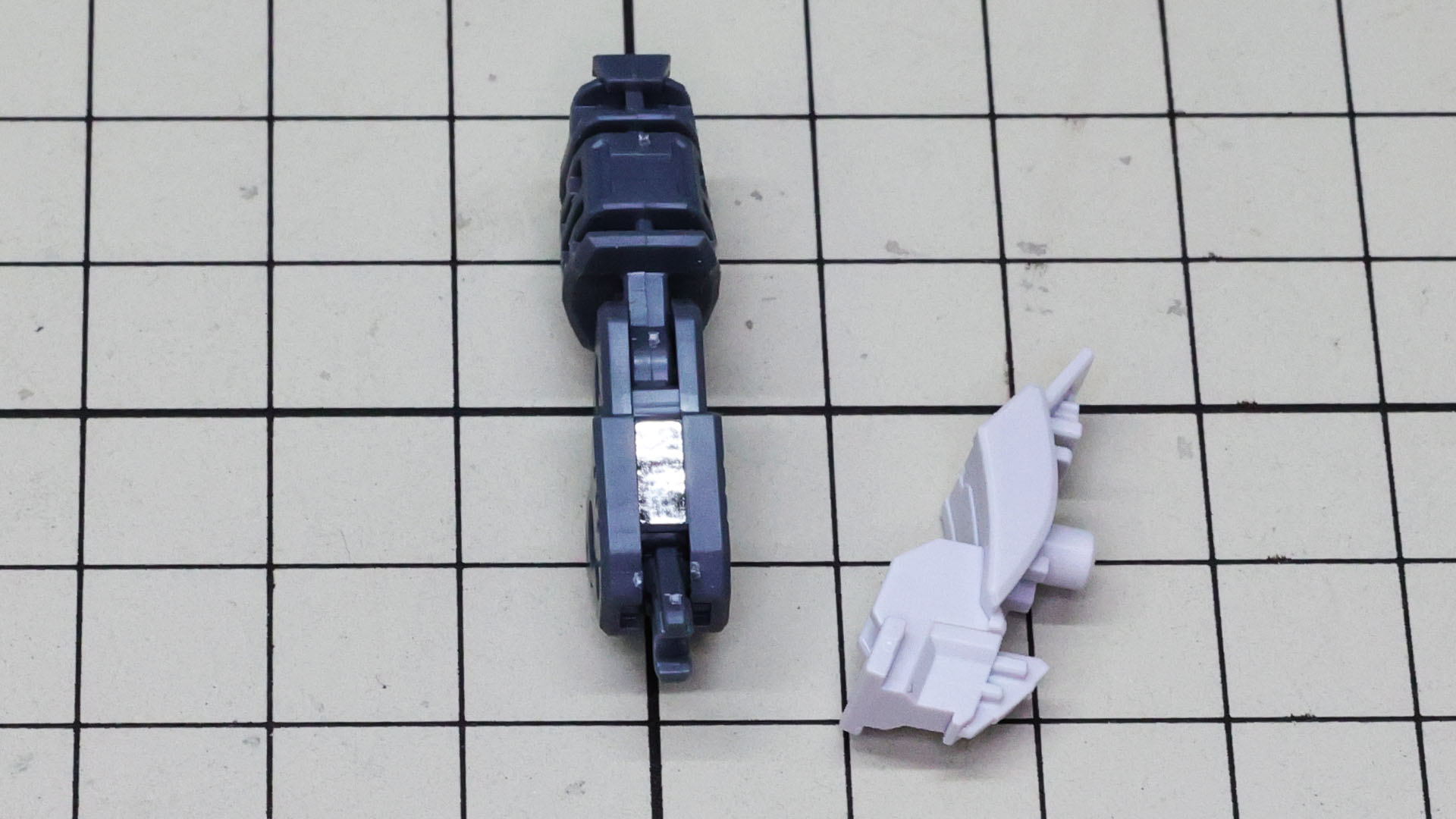 膝関節にはリアリスティックデカールでディテールを表現します