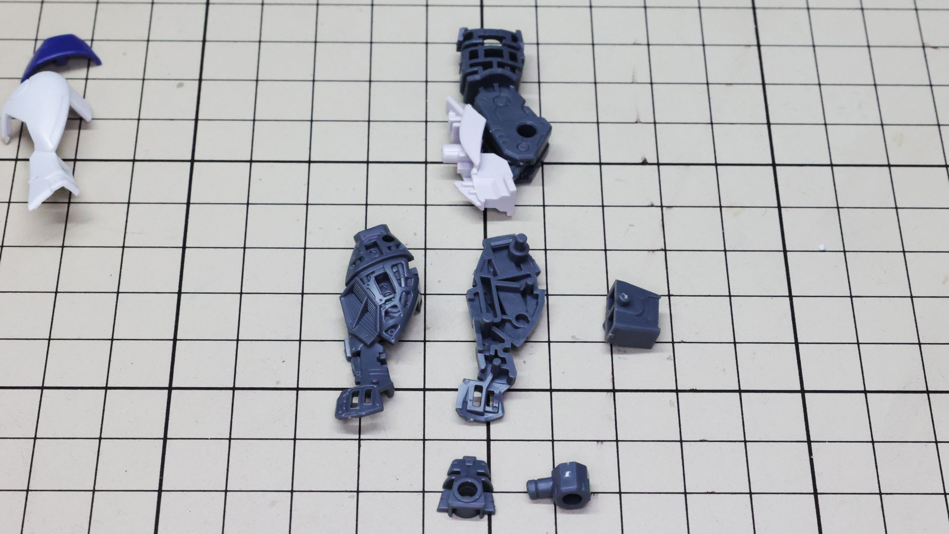 脛下部もメカフレームで構成されます。足首関節もここに組み込みます