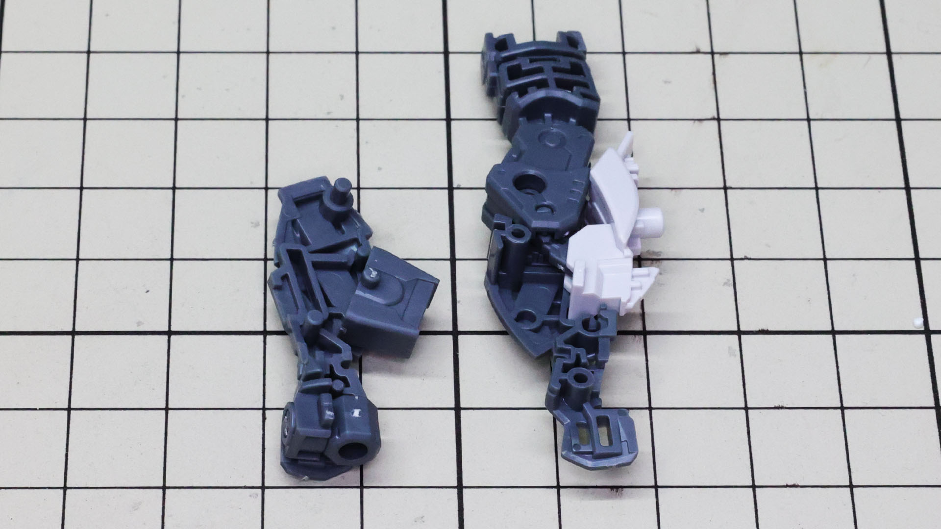 膝アーマーは膝関節可動と連動して動くようになっています