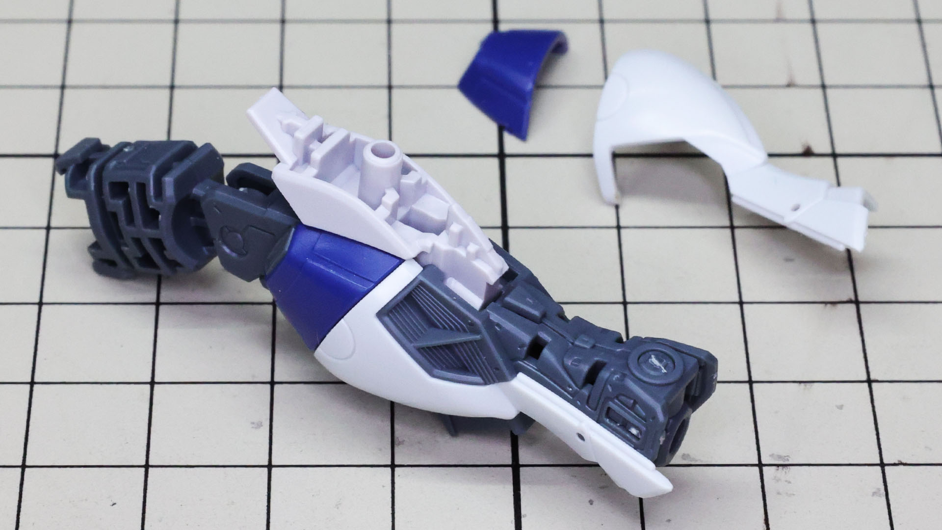 各装甲パーツを組み付けています。カラーで分けられたパーツで再現度も高い！