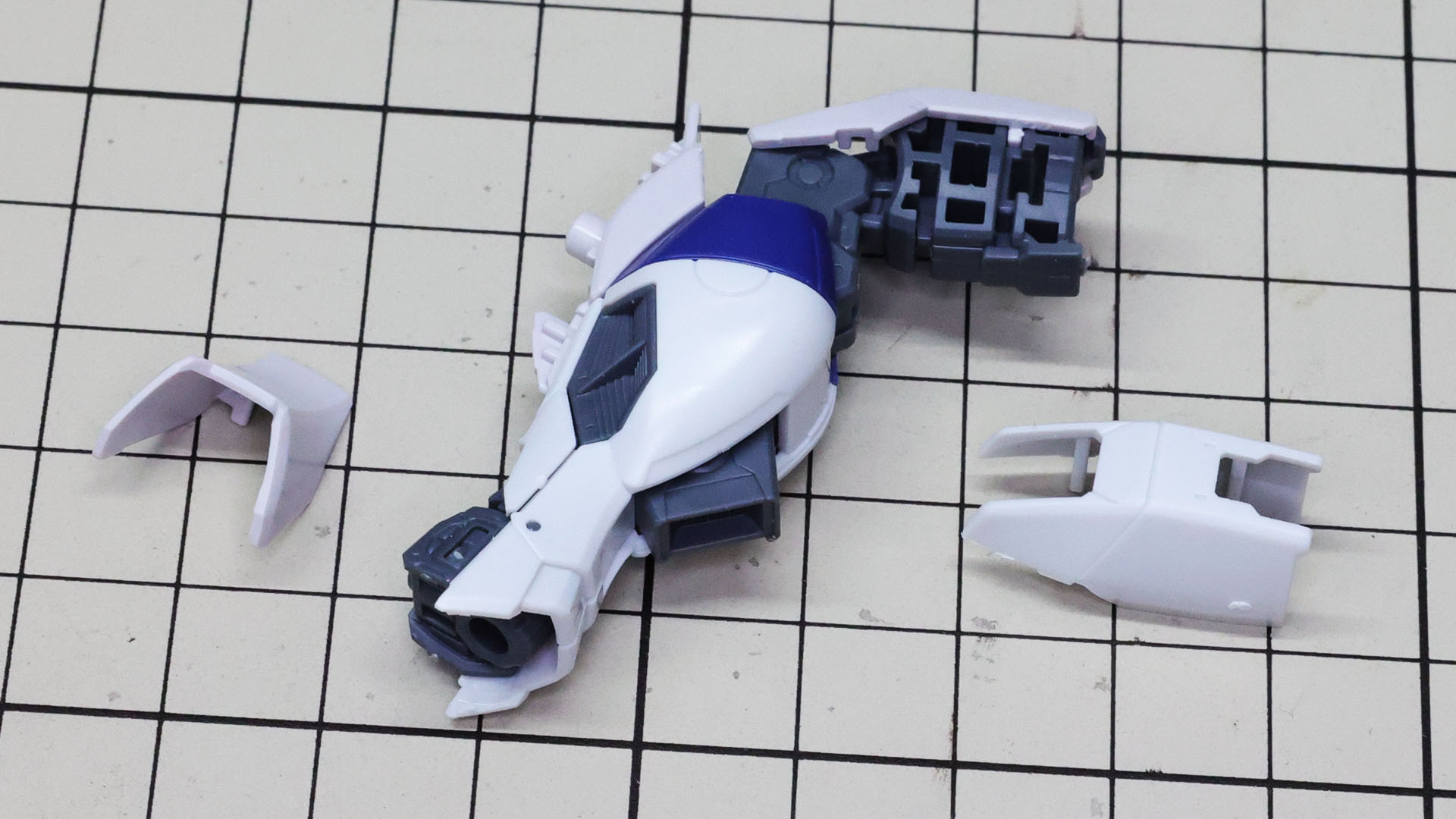 さらに各部の装甲を組み付けていきます