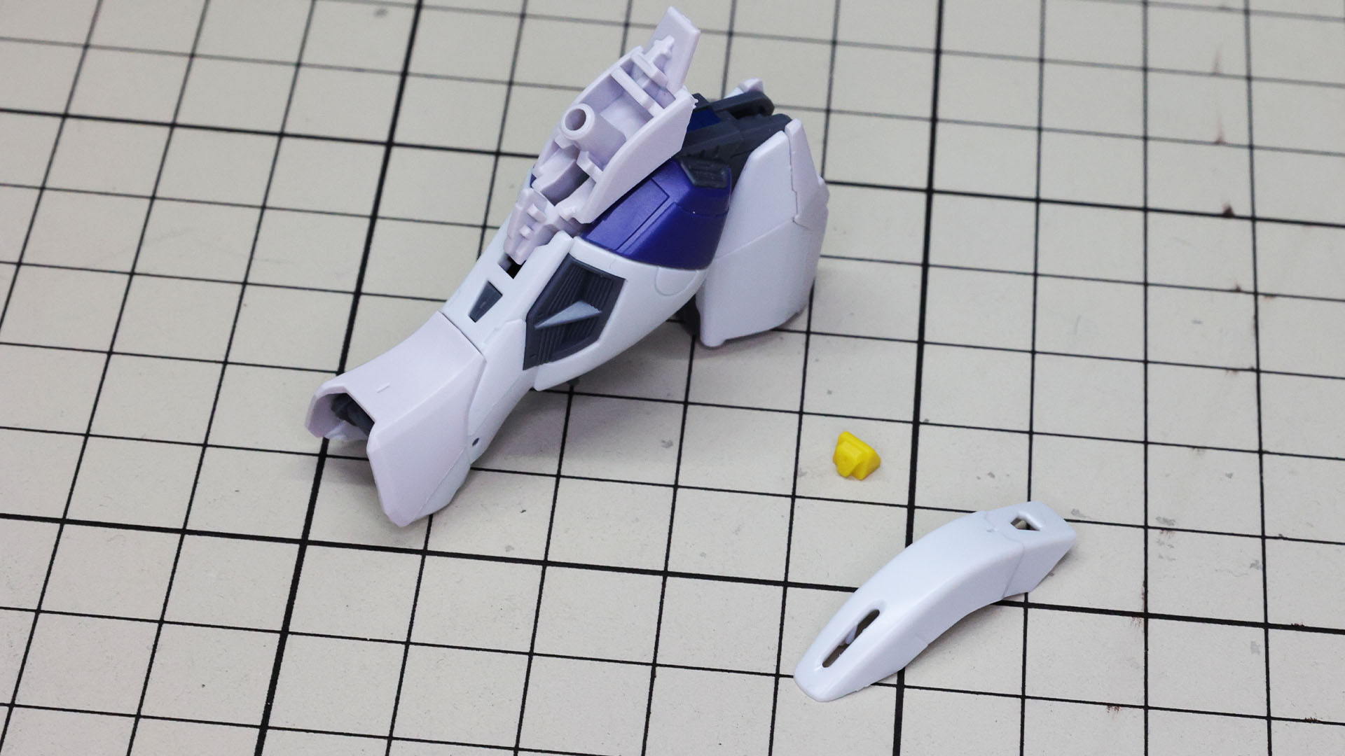 膝アーマー内には黄色のディテールパーツを内包します