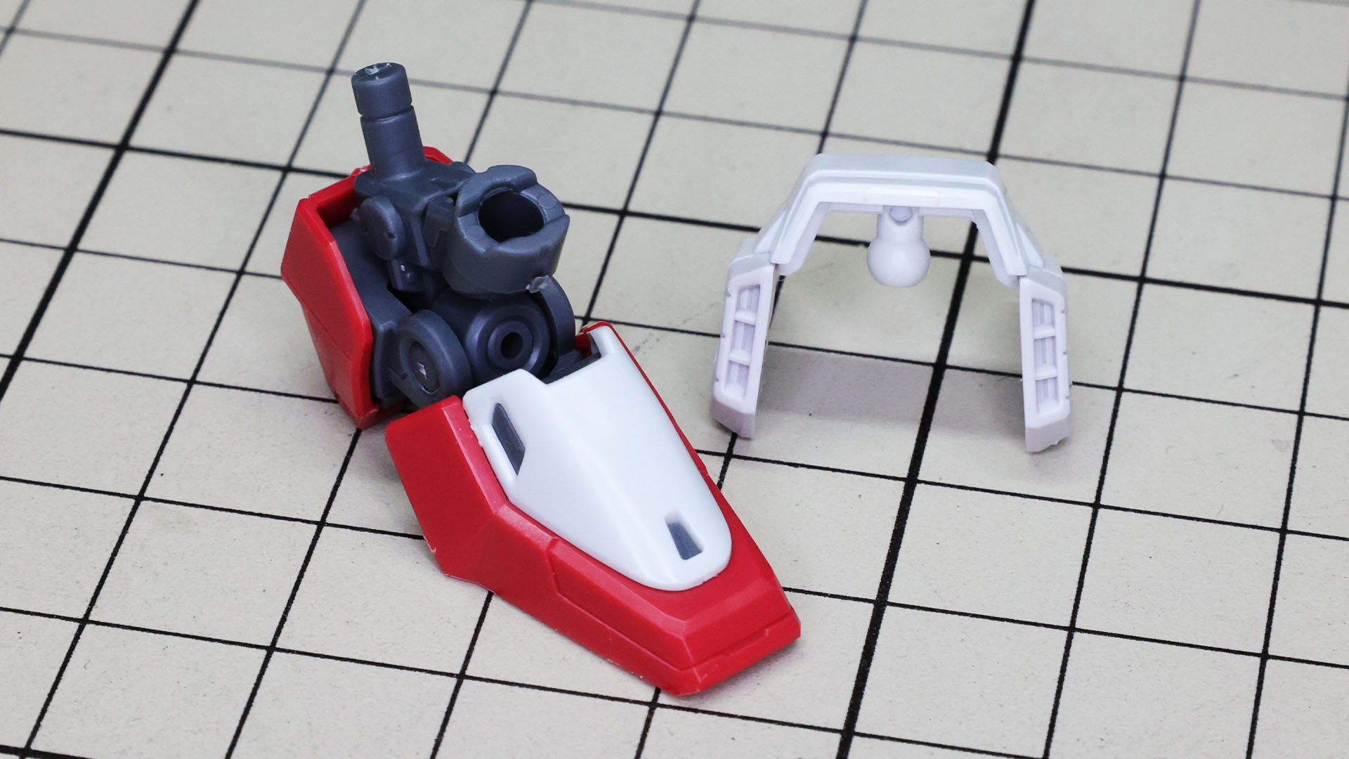 アンクルアーマーは足首のメカフレームに接続します