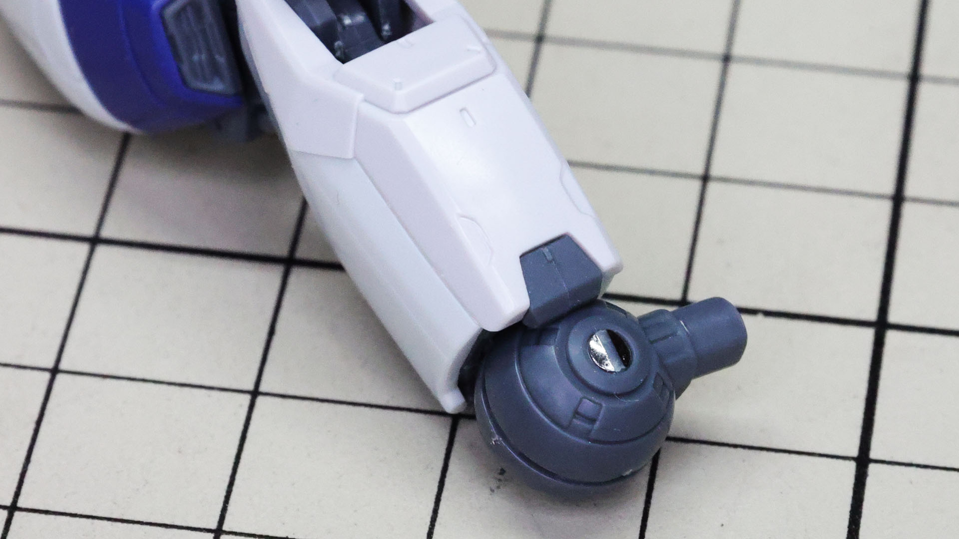 股関節パーツ前後はリアリスティックデカールでディテールを表現します