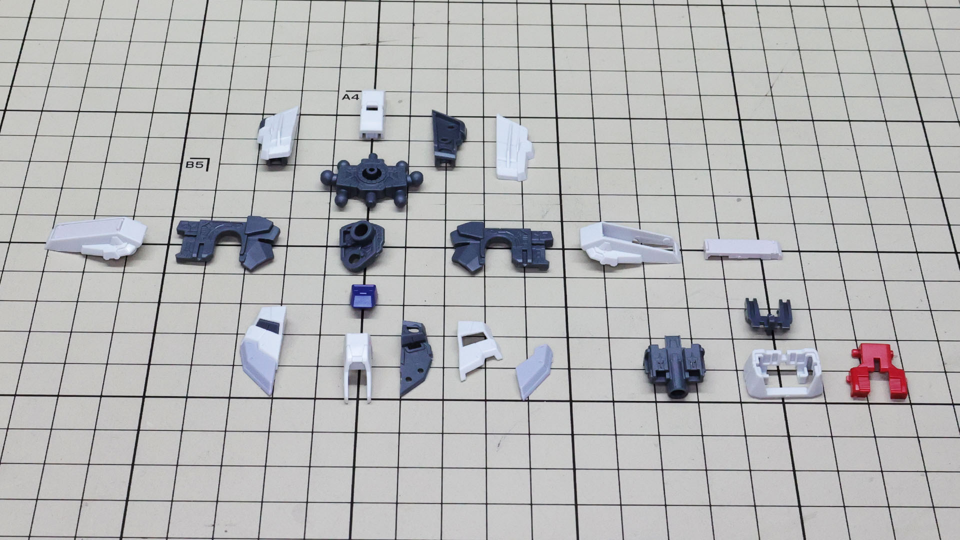 左側にある程度組み上げた各装甲群、中央より右がパーツ群です