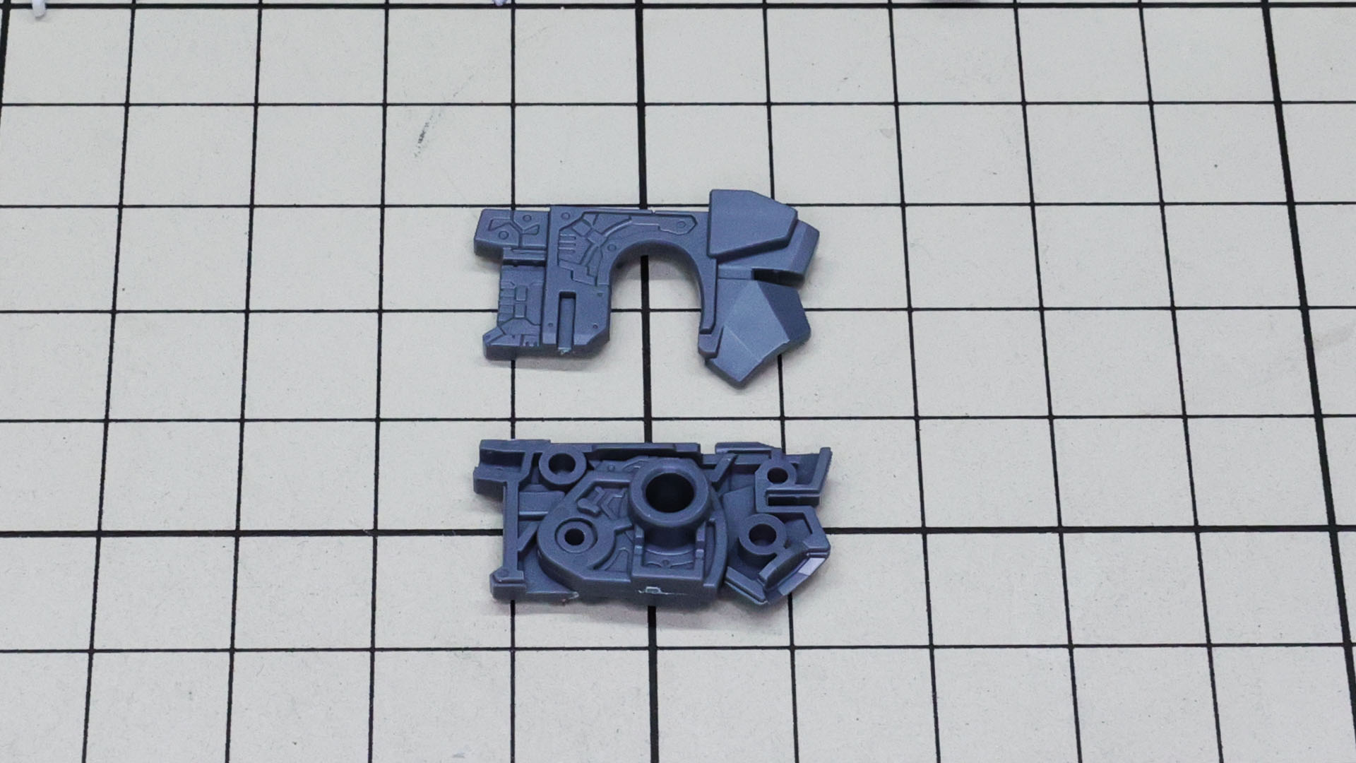 腰部のコアになるメカフレームには大胆に可動する股関節を組み込みます