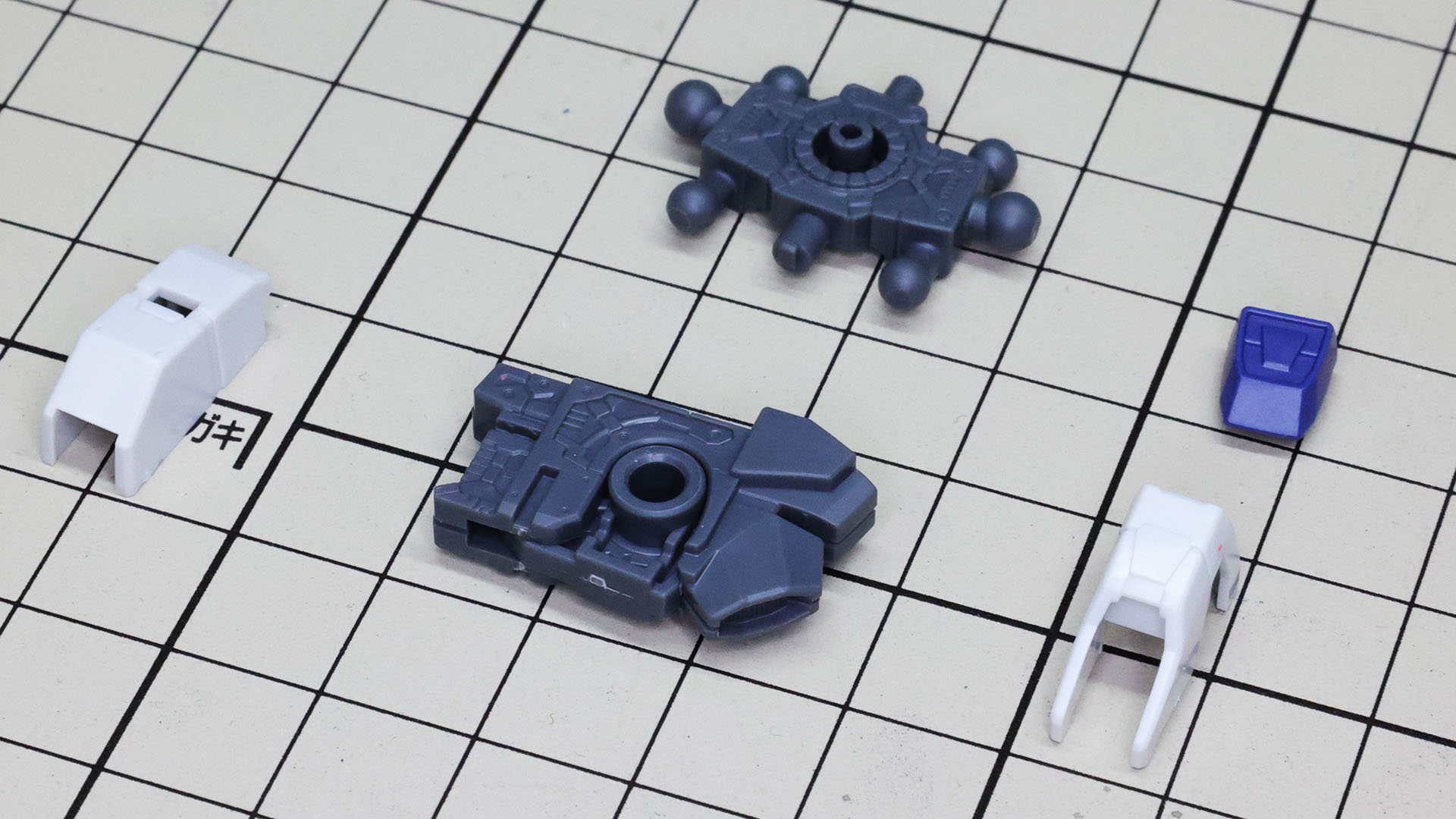 そのコアに上半身と接続するためのメカフレームと前後外装を組み付けていきます