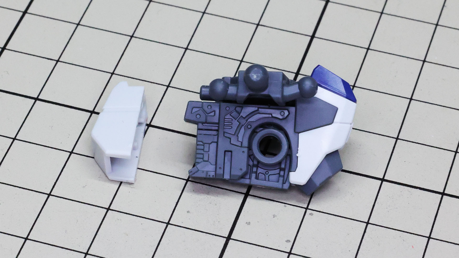 前後の装甲を組み付けます。股関節の可動状況は後ほどお見せします