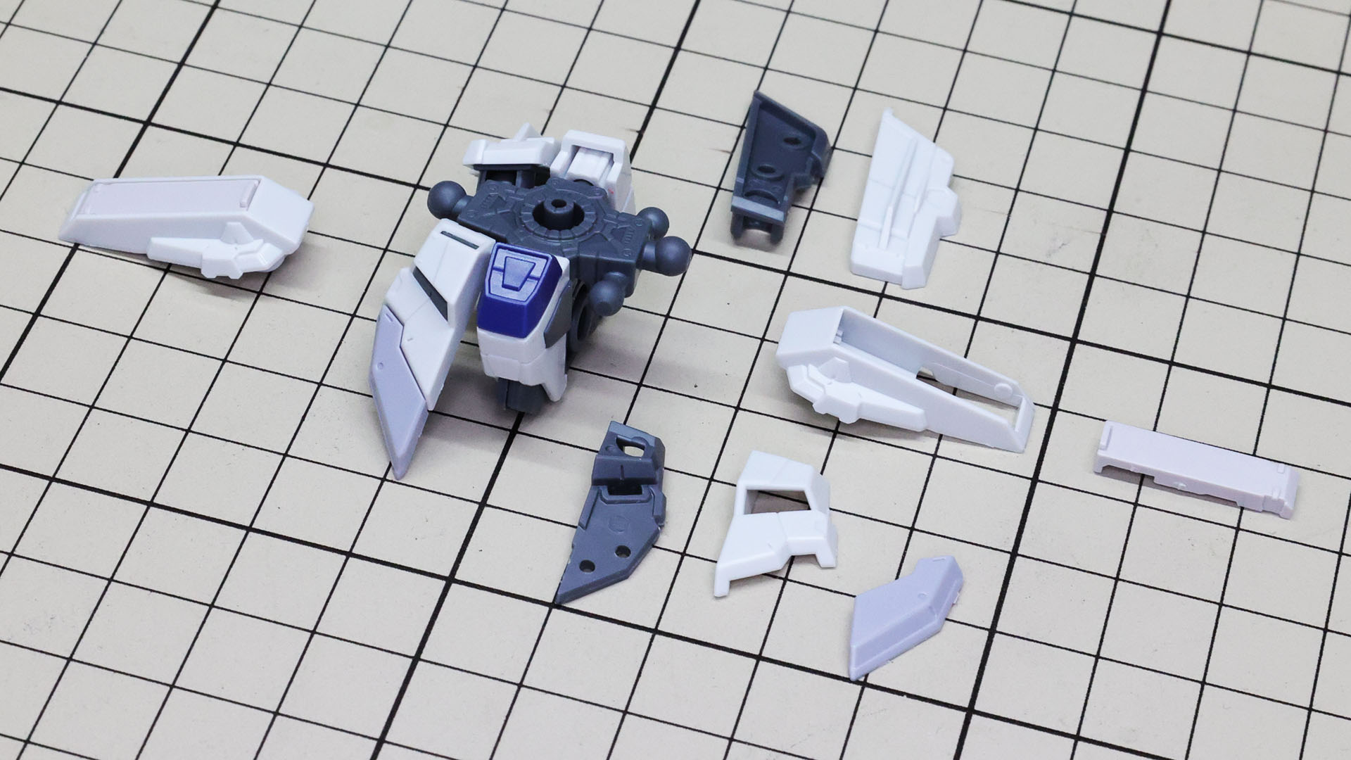 前後左右の装甲はメカフレームをベースにカラーごと、可動部ごとでパーツ分けされています