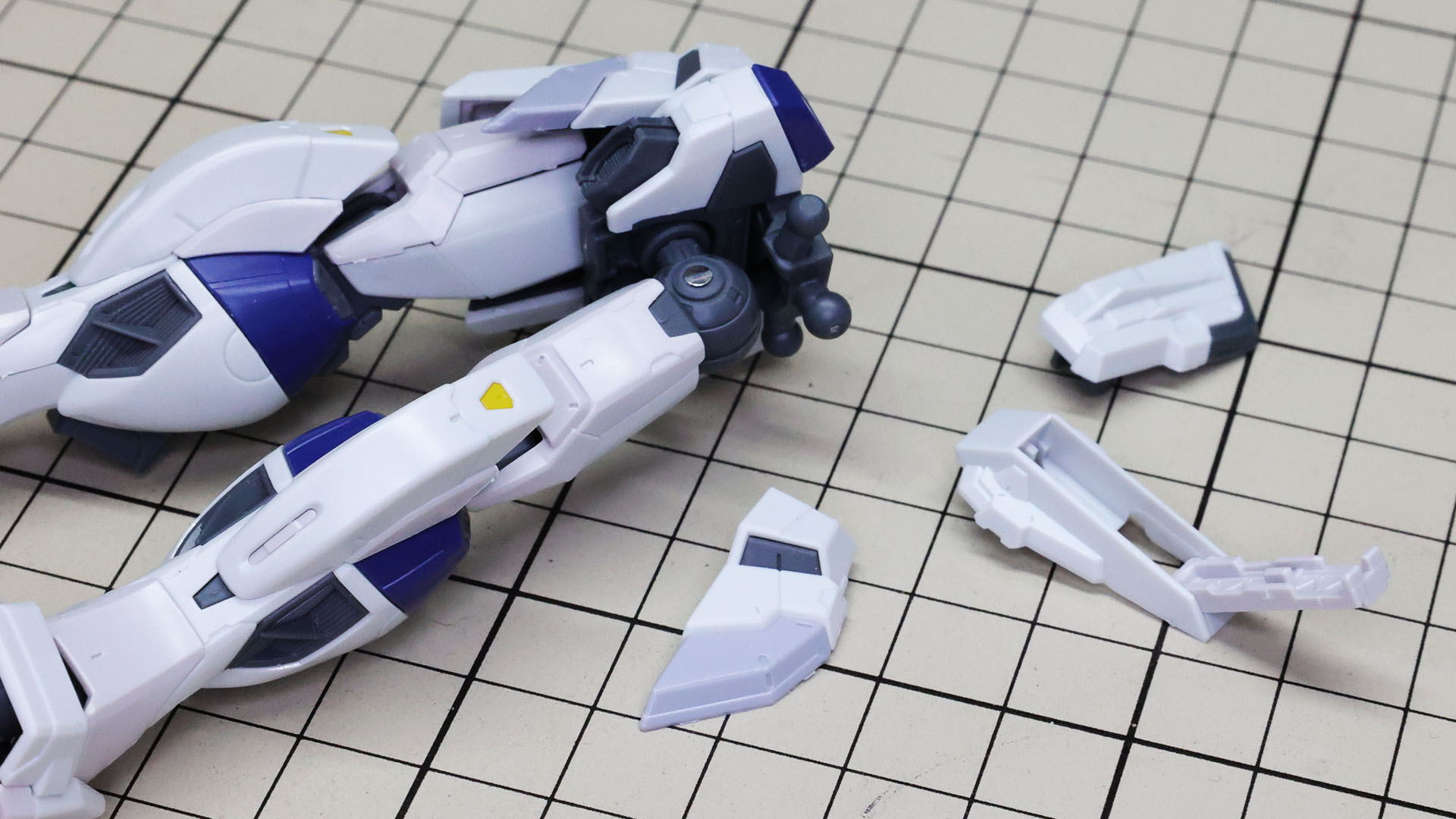 脚部を接続し、前後左右アーマーを接続していきます