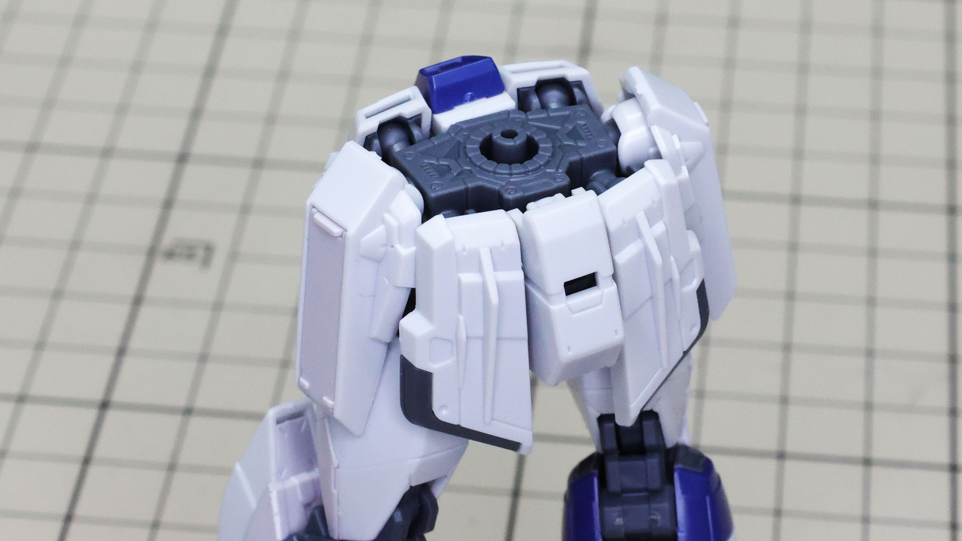 リアアーマーには整流フィン的なディテールがあります