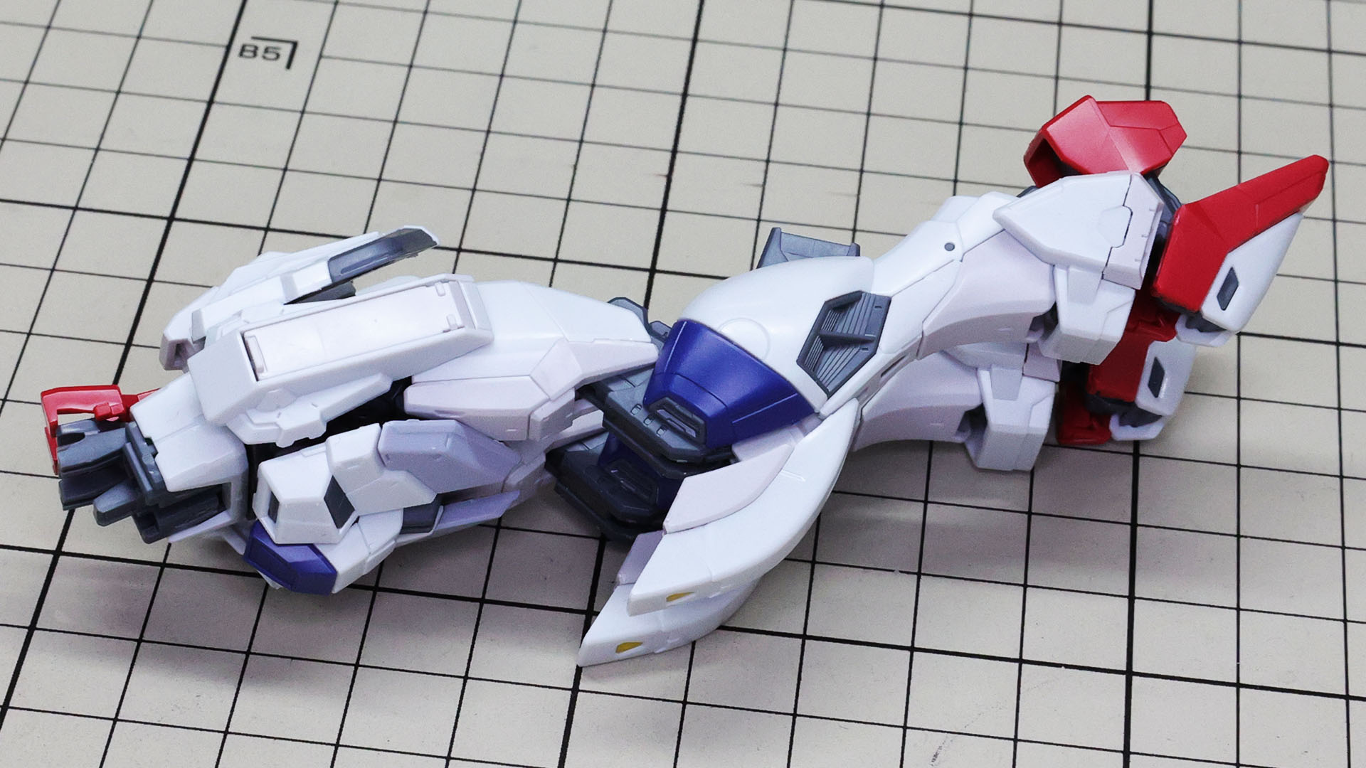 脛下が前方に位置するようになり、若干ですが機体中央に集中する形になります