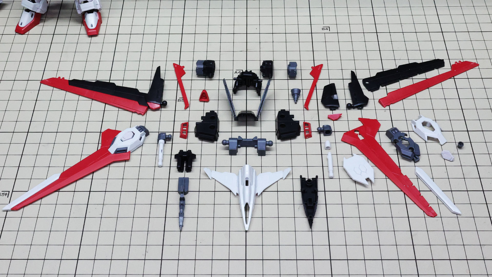 左側のウイング類（右用）を組んであります。それ以外がパーツ群です