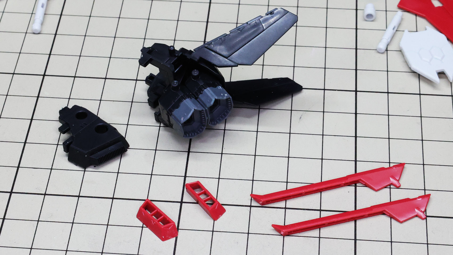 垂直尾翼にあたるこのウイングは一体成型ですごいのですがウェルドラインやひけもあるので気になる場合は薄くパテやサーフェイサーで表面を均一にし塗装するほうがいいですね