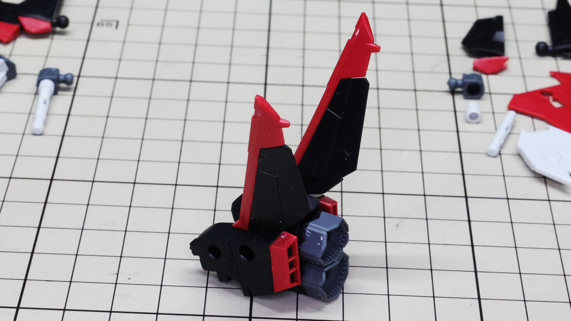 赤いディテールパーツを組み付けます