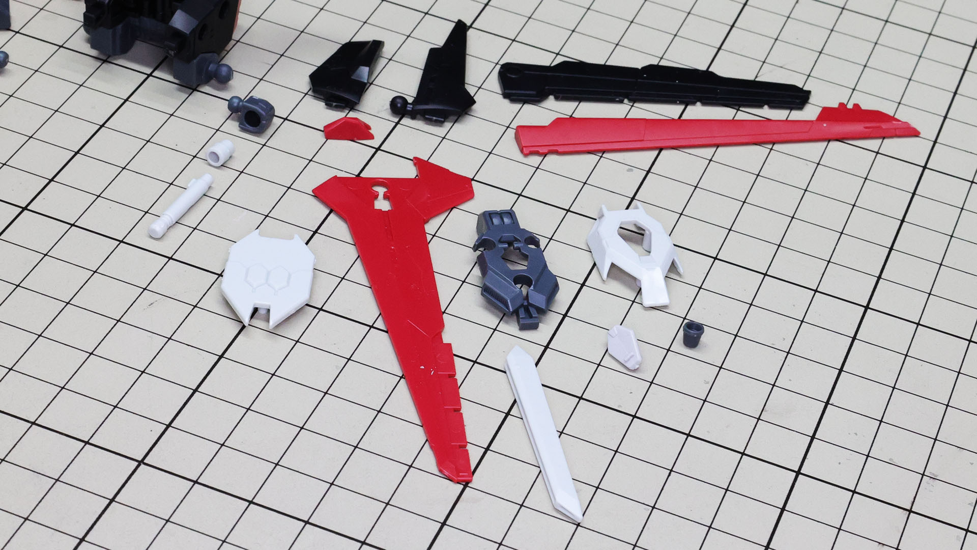 ウイングを組んでいきます。赤と黒で精悍なイメージをパーツ分割で実現しています