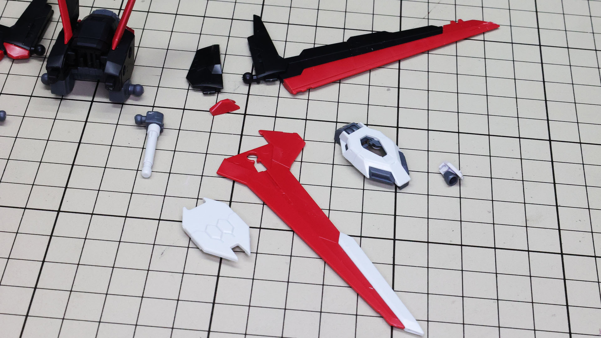 ヴァジュラビームサーベルとそのホルダーもフォースシルエットにあります