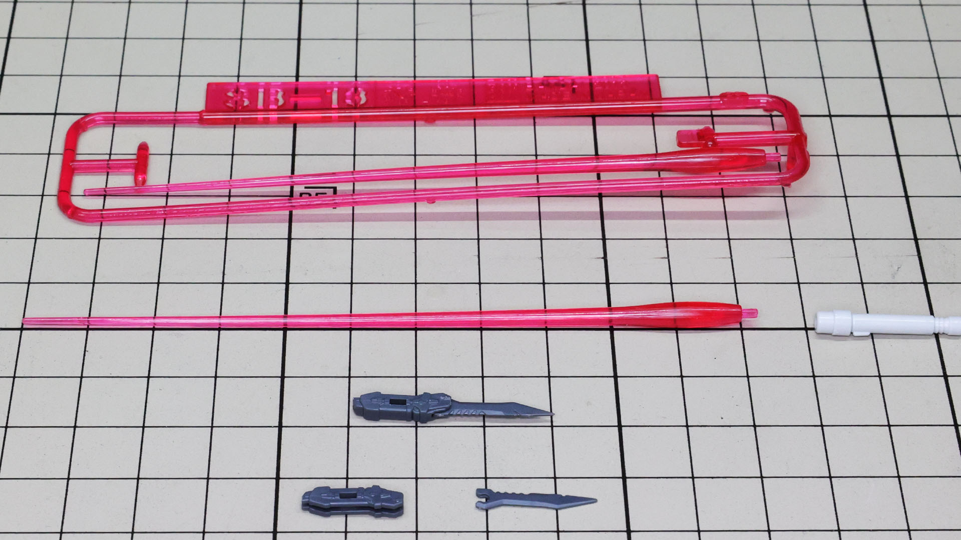 他装備はヴァジュラビームサーベルエフェクトとフォールディングレイザー対装甲ナイフが2本あります