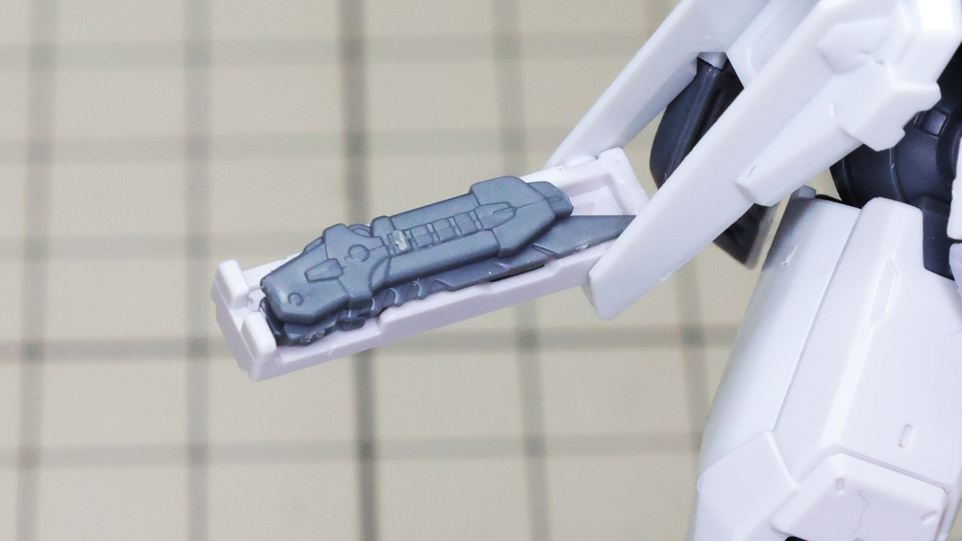 フォールディングレイザー対装甲ナイフは折りたたんで腰部サイドアーマー内に収納できます