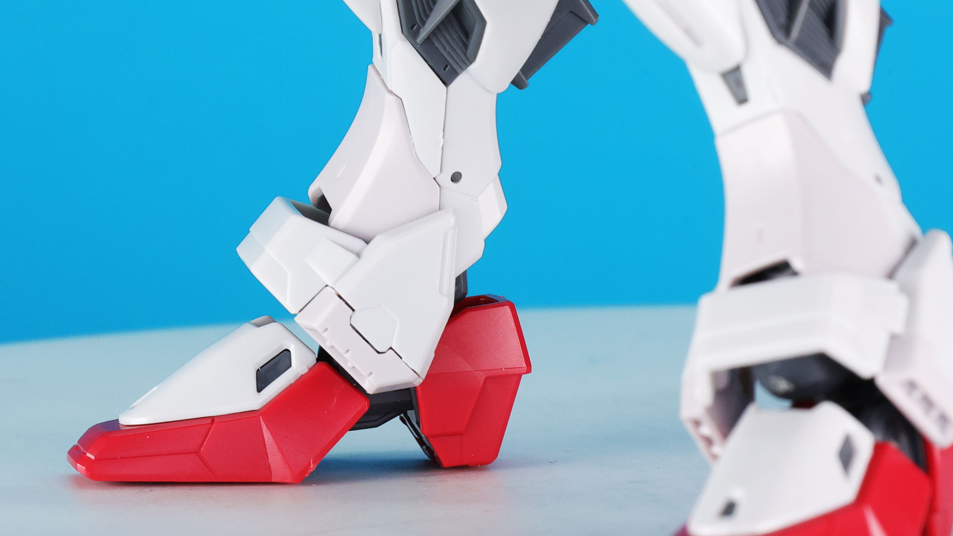 各部が細かいカラー分けされているのもRGシリーズの特徴です