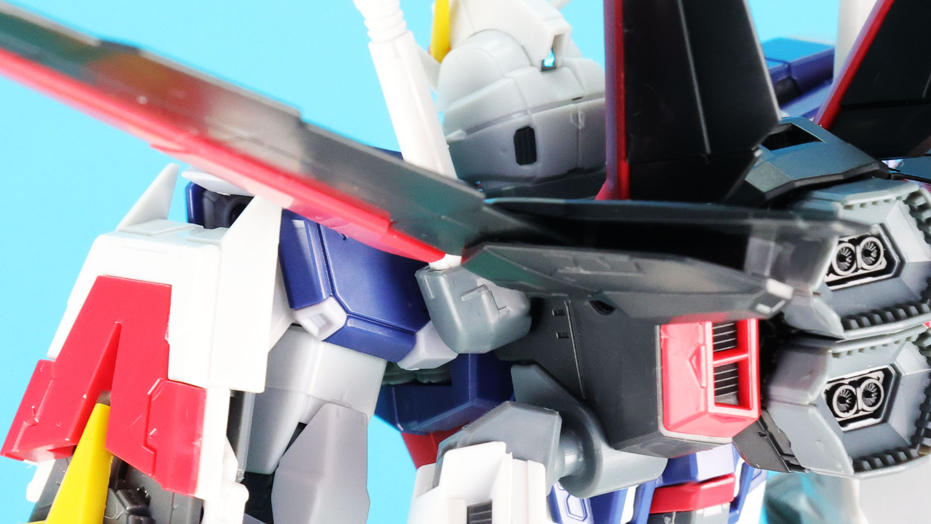 フォースシルエットのウイングの形状も航空機的ディテールでかっこいいです！