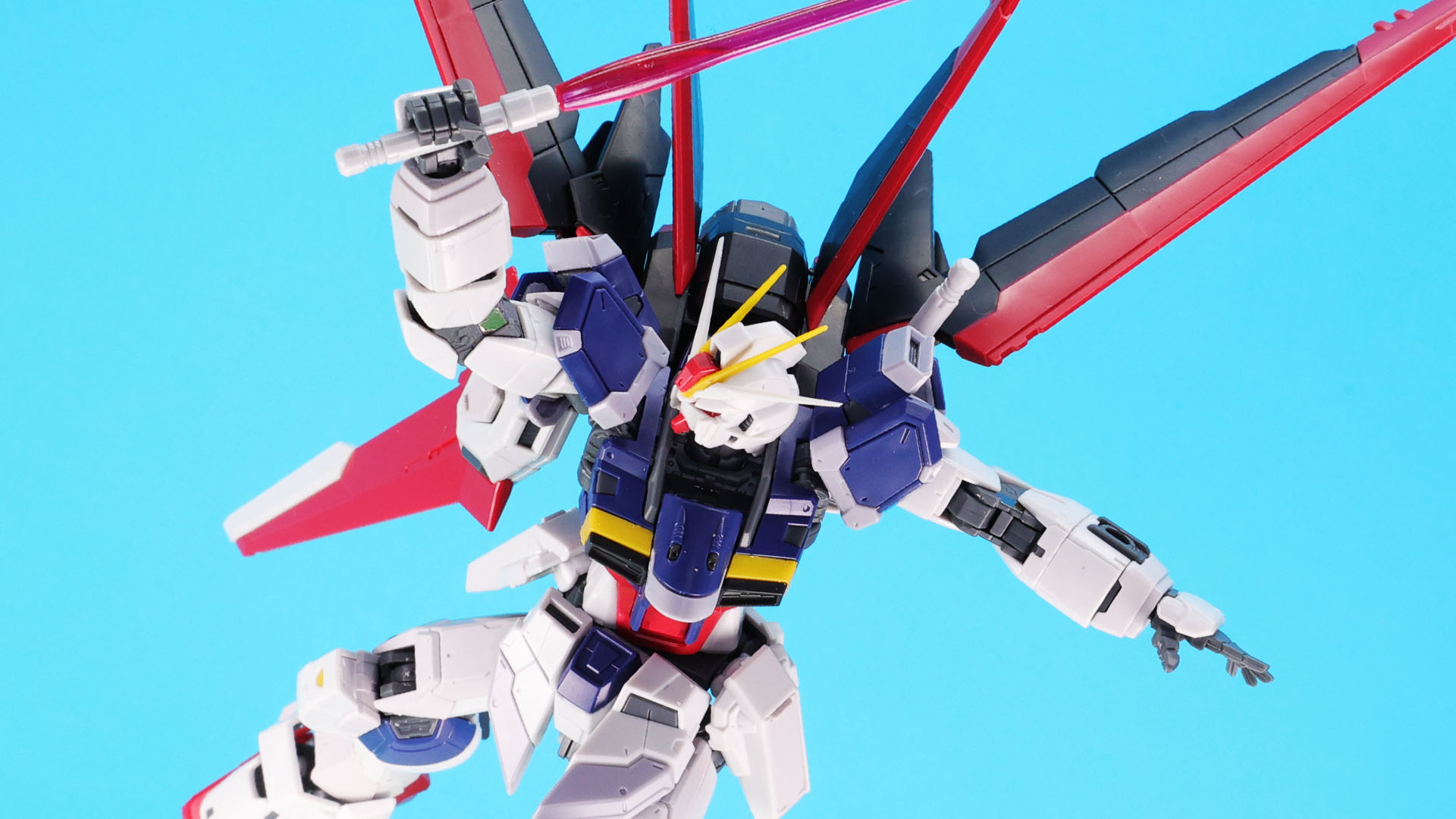 腰のサイドアーマーに2本のフォールディングレイザー対装甲ナイフを持つ