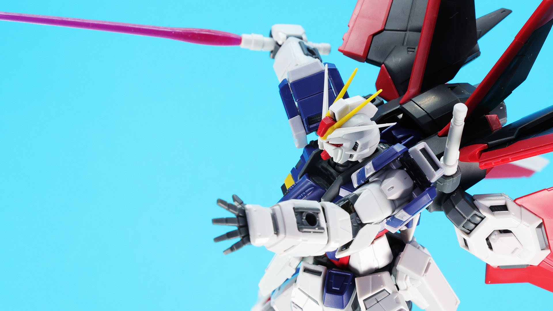 腰のサイドアーマーに2本のフォールディングレイザー対装甲ナイフを持つ