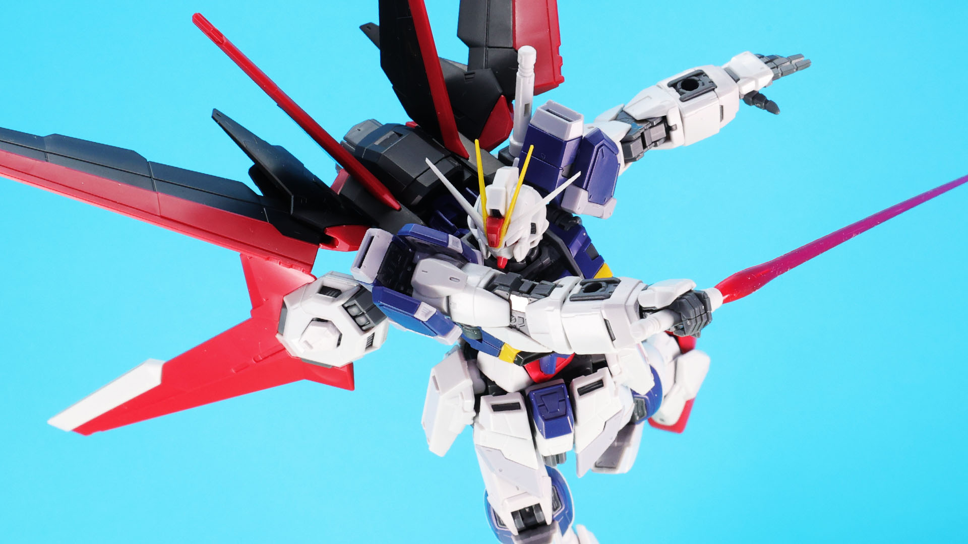 腰のサイドアーマーに2本のフォールディングレイザー対装甲ナイフを持つ