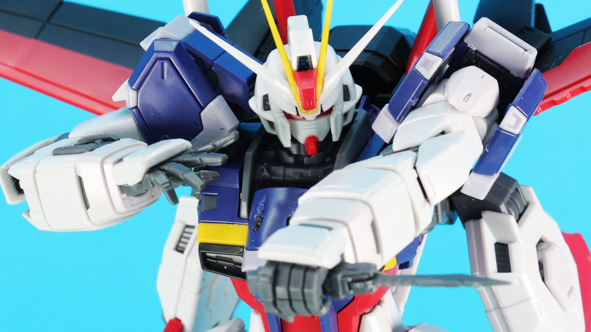 腰のサイドアーマーに2本のフォールディングレイザー対装甲ナイフを持つ