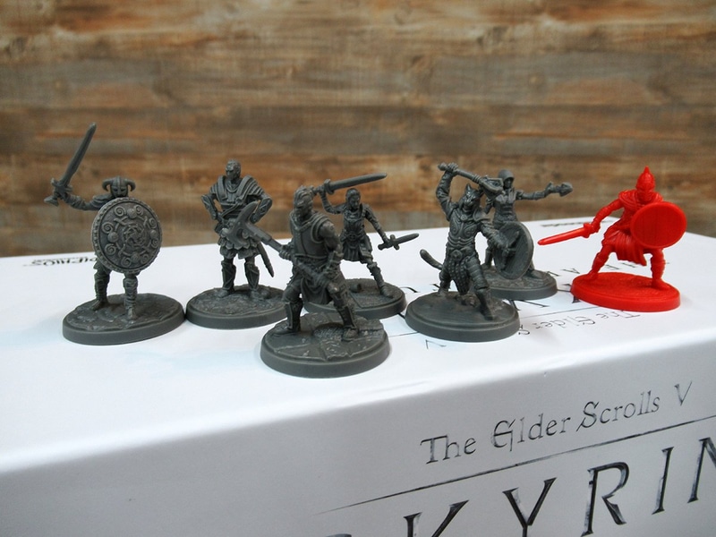 キャラクターフィギュア。赤いフィギュアは製品版に付属するかは不明としている