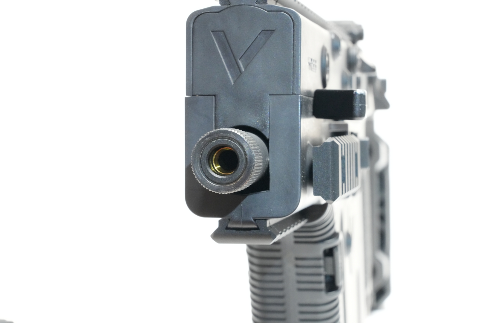 アウターバレルすぐ奥に金色のインナーバレルが見える。色合いからして真鍮製と思われる