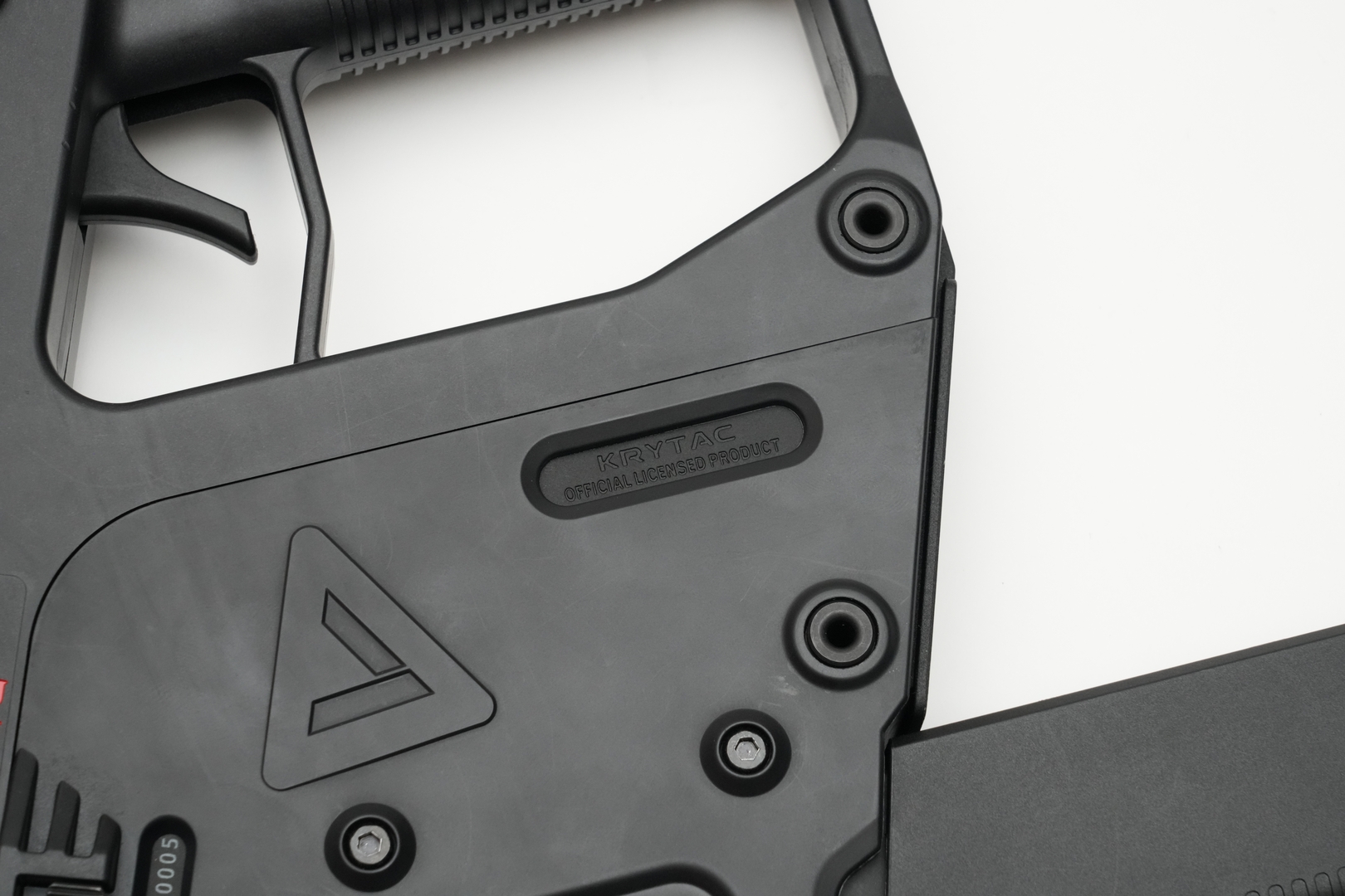 ロアレシーバー左に「KRYTAC OFFICIAL LICENSED PRODUCT」、右に「MANUFACTURED IN TAIWAN」の刻印を発見できる